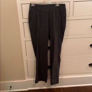 Bette and Court pull into golf pant size 6